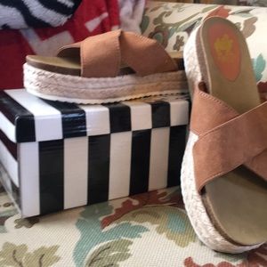 Brown camel toe shors